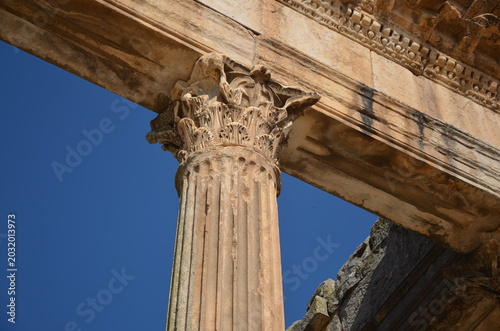 Foto Close up of Corinthian capitals and pediment on the Dougga Roman Capitol