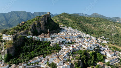Municipio de Zahara de la Sierra en el parque natural de Grazalema, España