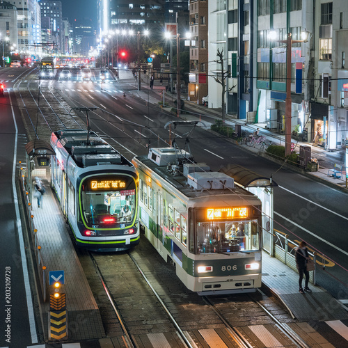 広島市の路面電車　広島電鉄本線　本川町停留所の夜景