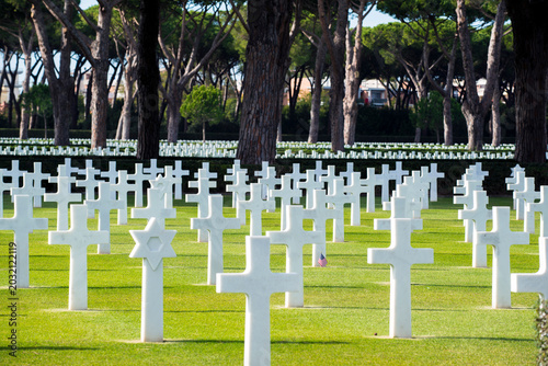 Tableau sur toile Sicily Rome American Cemetery White Marble Crosses and Stars of David Headstones