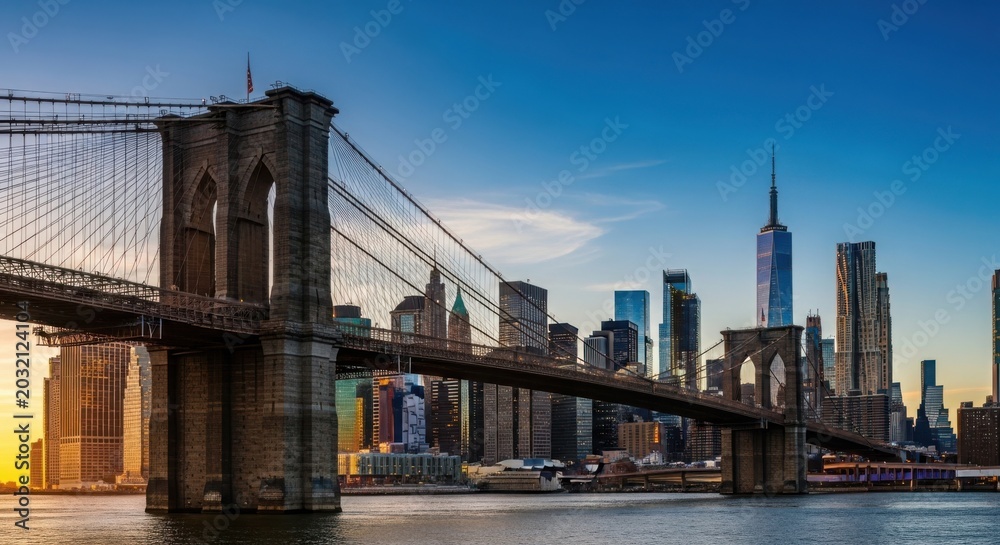 Obraz premium Brooklyn bridge and new york city skyline at sunset