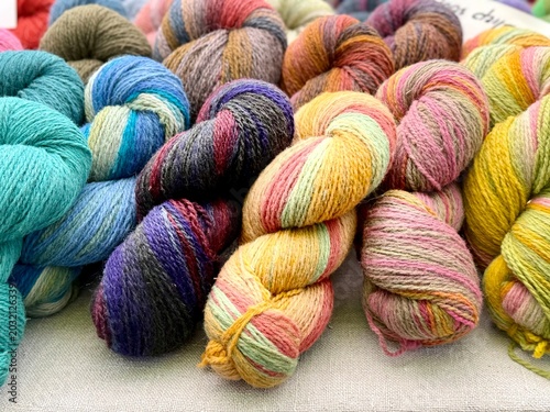 Fotografie A vibrant collection of multicolored wool yarn skeins and hanks arranged together