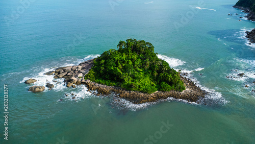 Fotografía Drone view of a small isolated tropical island surrounded by ocean water / Ipora