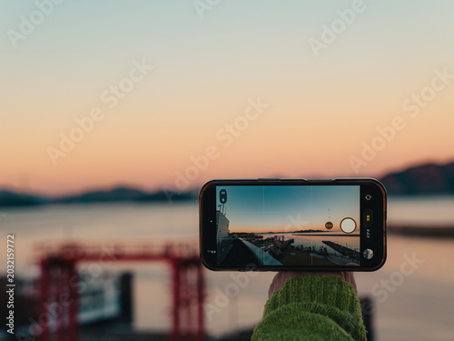 Quadro su tela スマートフォンで撮影する今治港の美しい夕暮れ風景
