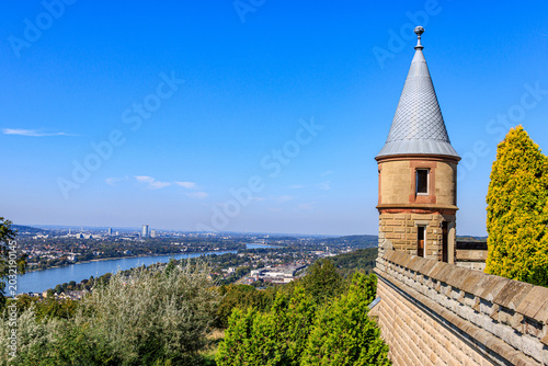 Blick von der Drachenburg im Siebengebirge über den Rhein bis nach Bonn
