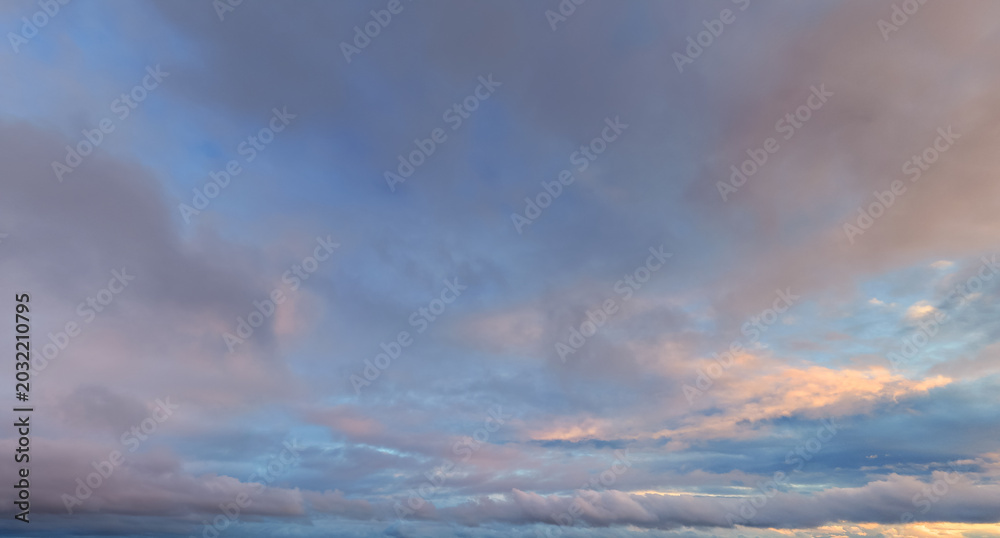 Obraz premium Golden Sunset Cloudscape Over Dramatic Evening Sky With Soft Pastel Clouds And Light