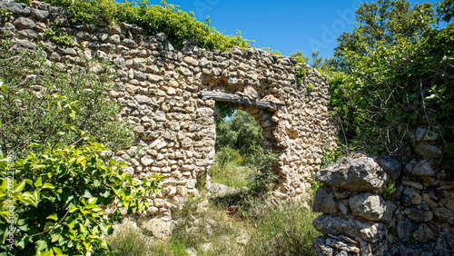 Photos Ancient stone doorway with wooden lintel in deserted Moorish village in Spain un