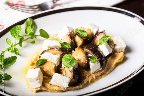 ricetta light di melanzane con feta e crema di ceci