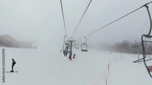 スキー場のリフト　霧の中を進むリフトムービー素材