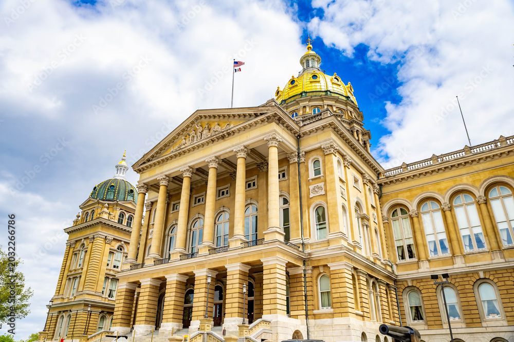 Fototapeta premium Iowa State Capitol Close Up in Spring