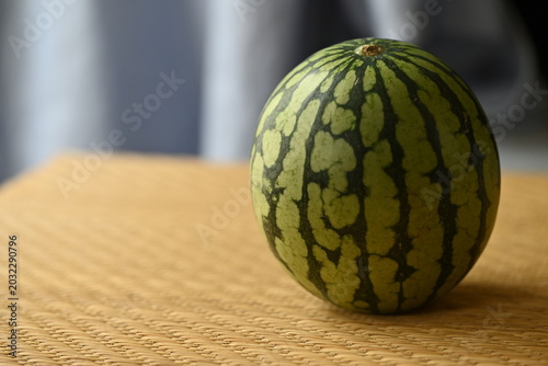 畳の上に丸ごとのすいか
