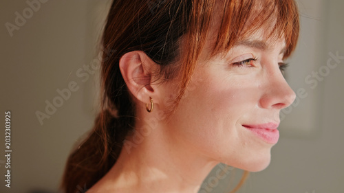 Foto Smiling Woman In Soft Home Light
