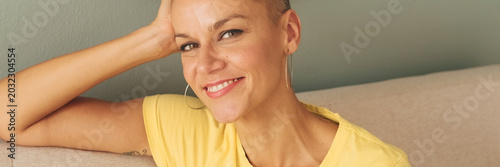 Εκτύπωση καμβά Close-up bald woman turning her head and looking at camera with smile