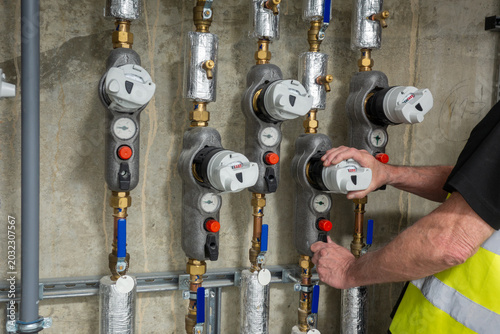 Foto Plumbing engineer investigating a faulty water usage meter
