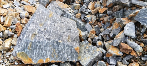 Canvas-taulu Two distinct river pebbles touching each other