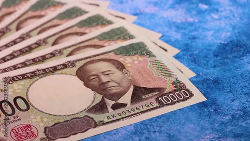 回転する扇形に並べた1万円札の紙幣