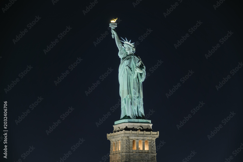 Fototapeta premium Night view of the Statue of Liberty in New York City, USA