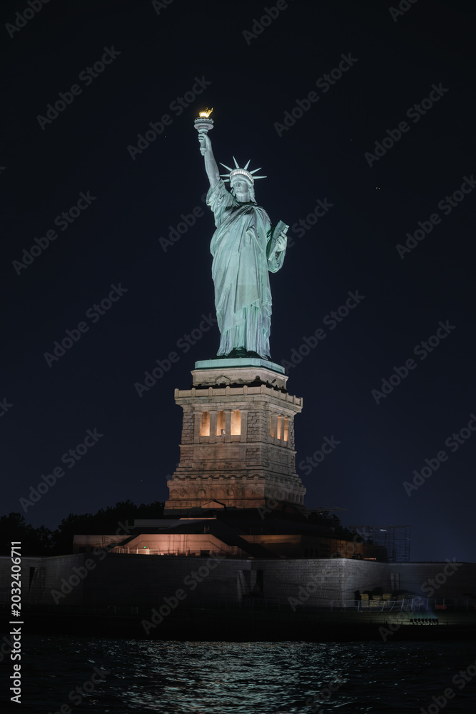 Fototapeta premium Night view of the Statue of Liberty in New York City, USA