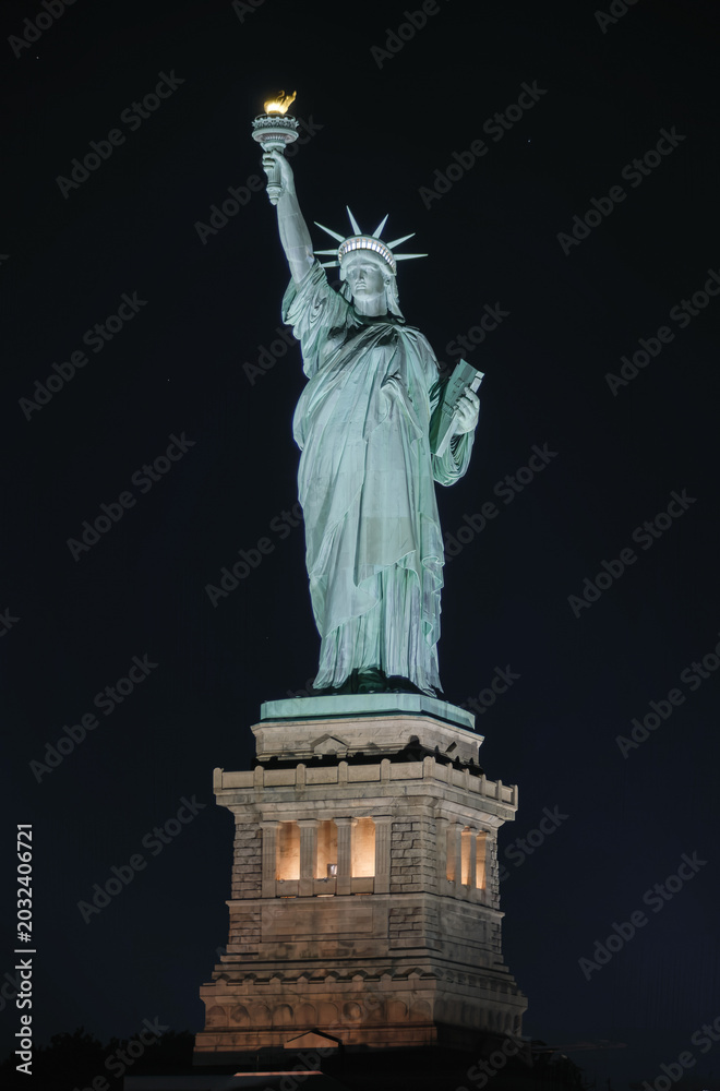 Fototapeta premium Night view of the Statue of Liberty in New York City, USA