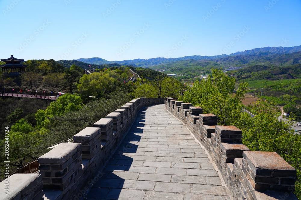 Obraz premium Defensive wall with colorful imperial flags winding through hills at Chengde Mountain Resort, Hebei, China