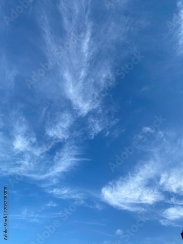 Foto Blue sky with wispy cirrus clouds background