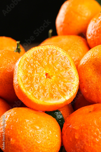 Schilderij op canvas Fresh Tangerine Oranges Cut in Half Showing Juicy Citrus Segments with Water Dro