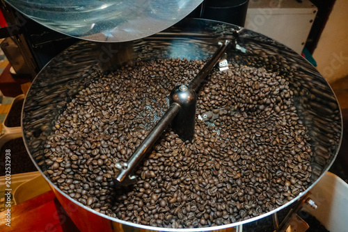 Schilderij op canvas High quality coffee beans are roasted in production