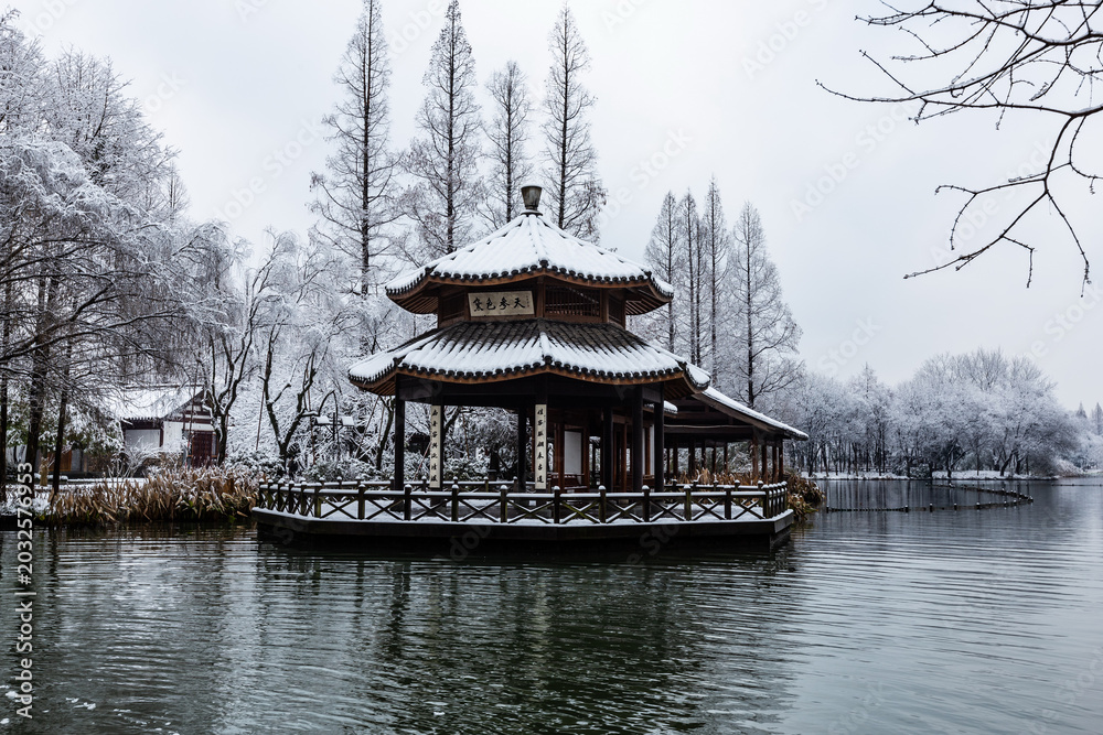 Obraz premium Snowy Traditional Pavilion at West Lake in Hangzhou