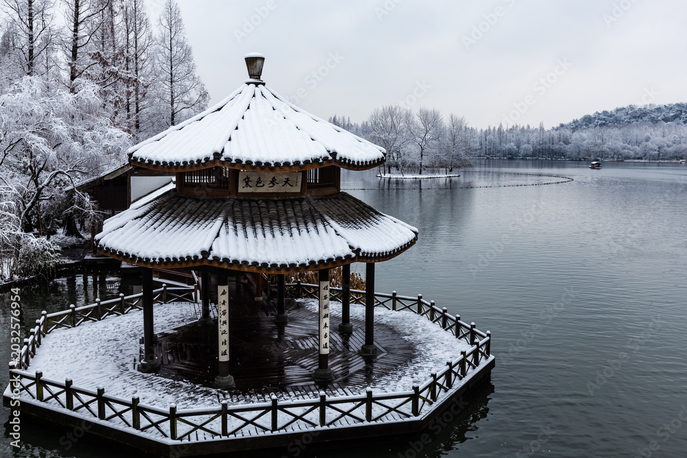 Fototapeta premium Snowy pavilion at West Lake in Hangzhou