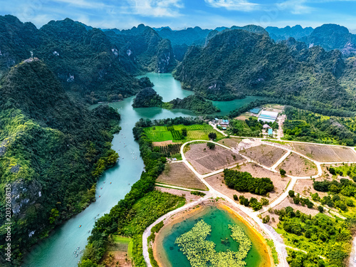 Schilderij op canvas Trang An scenic area near Ninh Binh, Vietna