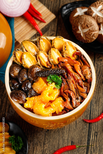 Foto Fujian Buddha Jumps Over Wall Soup with Abalone Sea Cucumber Golden Bowl Chinese