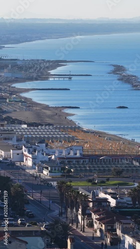 il Lungomare del lido di Ostia, Roma, Italia.
Vista aerea panoramica della costa di Ostia con gli stabilimenti balneari.