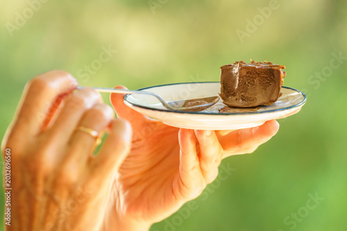 Fotografia Delicious chocolate dessert enjoyed outdoors