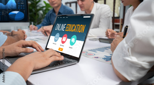 Bild auf Leinwand E-learning website with brisk sofware for student to study online on the interne