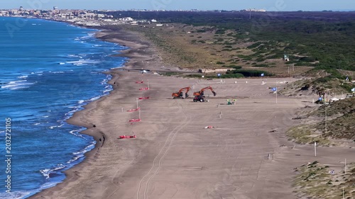 Le ruspe preparano la spiaggia per la stagione balneare del Litorale di Castel Fusano a Ostia. Lazio, Italia.
Vista Aerea Panoramica del tratto di costa laziale.