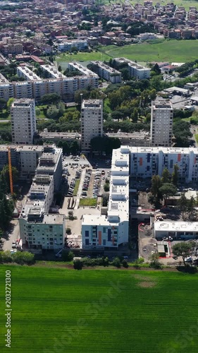 Il nuovo quartiere popolare di Tor Bella Monaca a Roma, Italia.
Vista aerea delle nuove palazzine resideziali della periferia di Roma.