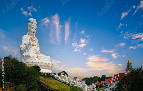 Tableau sur toile Wat Huay Pla Kang statue temple complex in Chiang Rai, Thailand Buddhism travel