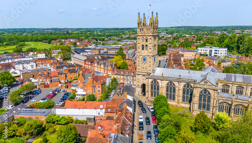 Tableau sur toile An aerial view of the UK town of Warwick, with the main high street, the Cathedr