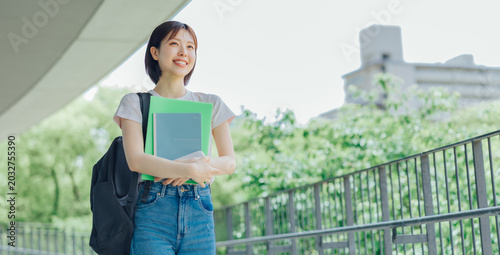 Quadro su tela キャンパスを歩く女子大学生