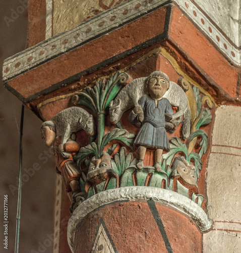 Chapiteau roman peint dans la basilique Saint-Austremoine à Issoire, Auvergne, France