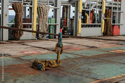 фотографія On an AHTS vessel, the GOG wire is used to control and stabilize the towing wire during towing and anchor-handling operations