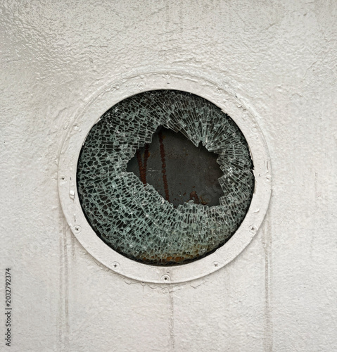 Fotografija A porthole glass is broken during piracy attack on the offshore supply vessel wh