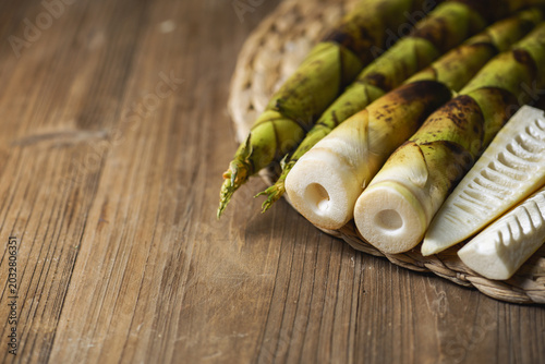 Foto Fresh bamboo shoots on rustic wooden table