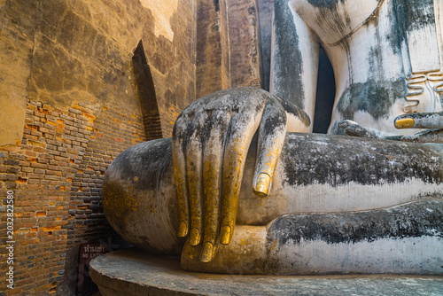 Bild auf Leinwand Giant Statue of A Seated Buddha With Tapered Fingers Covered With GoldFinger of Phra Ajana at Wat Si Chum, in Sukhothai historical park, SukhothaiThe most Beautiful Finger Buddha statue