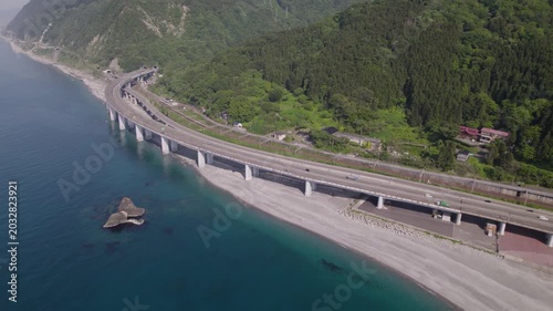 【斜め俯瞰・前進】親不知海岸に沿って伸びる北陸自動車道の絶景（ドローン空撮）