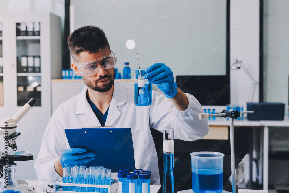 Fototapeta premium Lab technician experimenting in lab