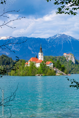 Fotografie Beautiful day with blue sky, sunshine and emerald green water of Lake Bled and B