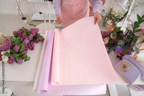 Female florist cutting wrap...