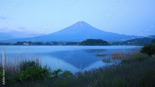河口湖の大石公園から臨む夜明けの富士山　タイムラプス