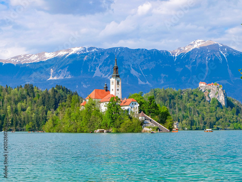 Fotografía Beautiful day with blue sky, sunshine and emerald green water of Lake Bled and B